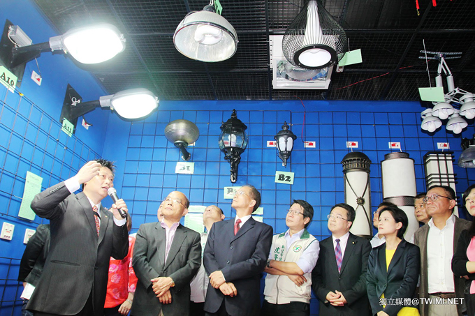 Democratic Progressive Party (DPP) Chairman Su Tseng-chang (2nd left), former Premier Yu Shi-kun (3rd left), and other DPP members visited LVD International and heard a briefing by the company’s general manager Jack Chen. 