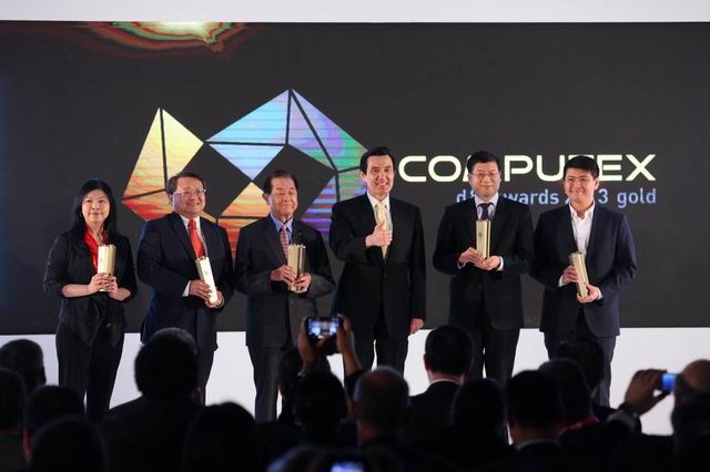 President Ma Ying-jeou (third from right) and the five Gold Award winners. 