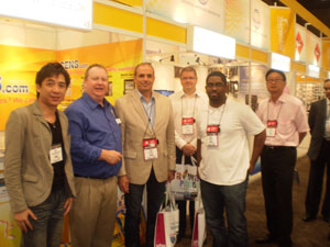 David Tobin (second from left), international sales director of Reed Exhibitions, brought VIP buyers to the CENS booth.