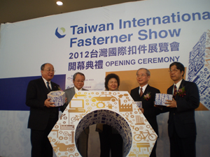 (from left) TAITRA’s ex-secretary general Chao Yung-chuan, TIFI’s chairman Joe Chen and Kaohsiung City Mayor Chen Chu posed at the opening ceremony of TIFS 2012.