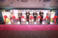 Vice President Wu Dun-yi (third from left) presided over the opening ceremony with industry executives. 