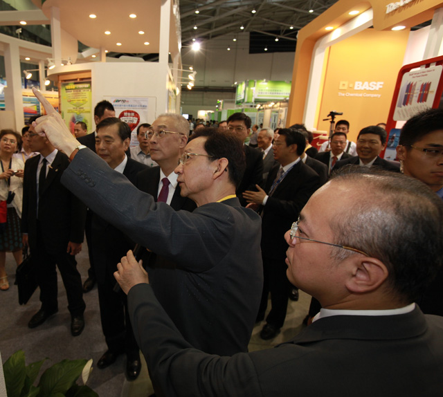 PIDA Chairman Shih (second from nearest) with Vice President Wu on the showgrounds.