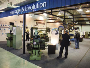 A vintage machine tools exhibition displayed numerous machine tools used from the 1960s to 1980s.