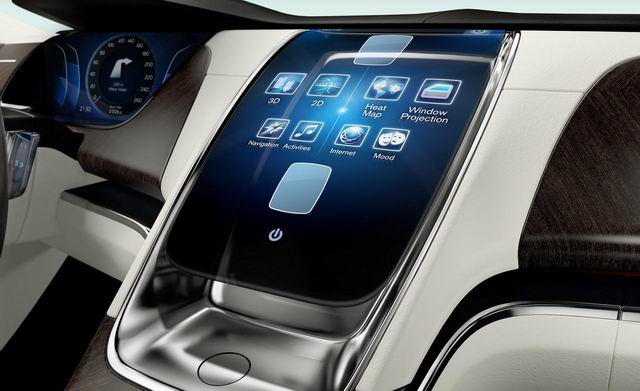 In-car infotainment systems are advancing rapidly, but the end-user experience is a major concern. (photo from the Internet)