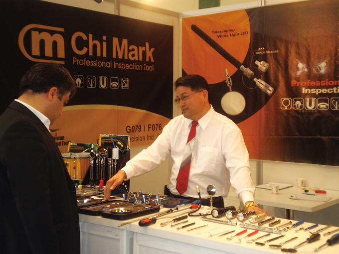 J.C. Su (right), marketing director of Chi Mark Precision Industry Corp., says  Taiwan-made hand tools are quite competitive in quality and innovation in the Turkish market.