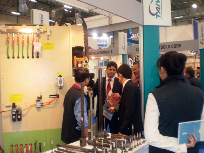 A machine tool demonstrated by a Taiwanese exhibitor was a hit with visitors.