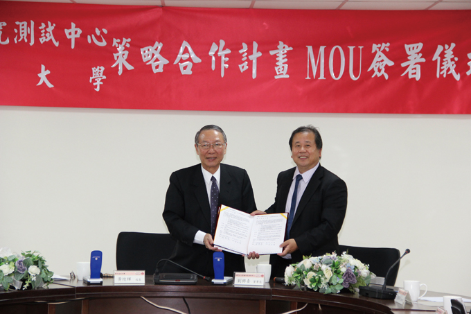 H.T. Liu (right), ARTC chairman, and H.H. Huang, principal of NCKU, jointly signed the cooperation MOU for the “Vehicle Visionary Technology Strategic Cooperation Plan”.