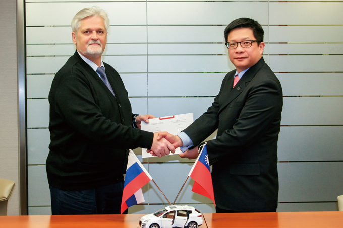 W.M. Wang (right), president of Yulon’s branch office in Russia, shakes hands with Alexander Romanov, vice president of Derways Automobile after signing the cooperation agreement.