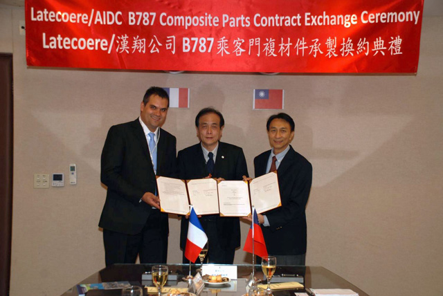 Tony Liou (right), vice president and general manager of AIDC, signed the agreement with representative from Honeywell to supply 50 aircraft engine assemblies.