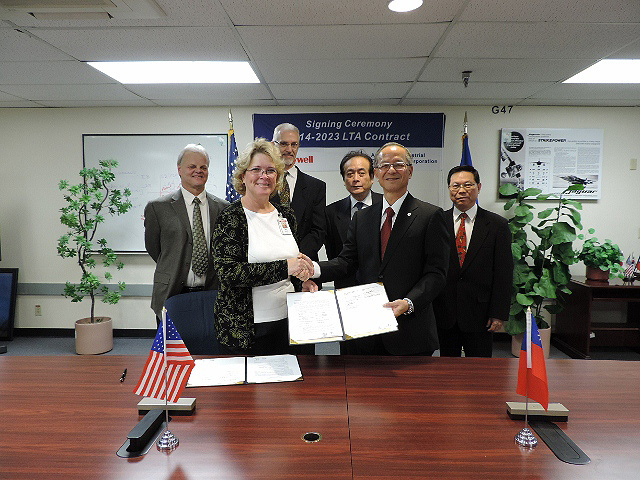 AIDC`s president Butch Hsu (middle), and Latecoere`s head of Aerostructures Eric Gillard (left) show the agreement signed.
