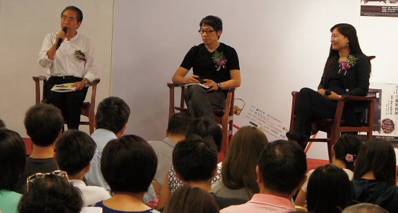 Six lectures are being held in conjunction with the exhibitions. From right on the stage are Lu Yuan-hua, TFPA Chairman and furniture designer; Chen Yong-cheng, a furniture researcher at the National History Museum; amd Chao Li-ching, assistant professor at Fu Jen Catholic University.