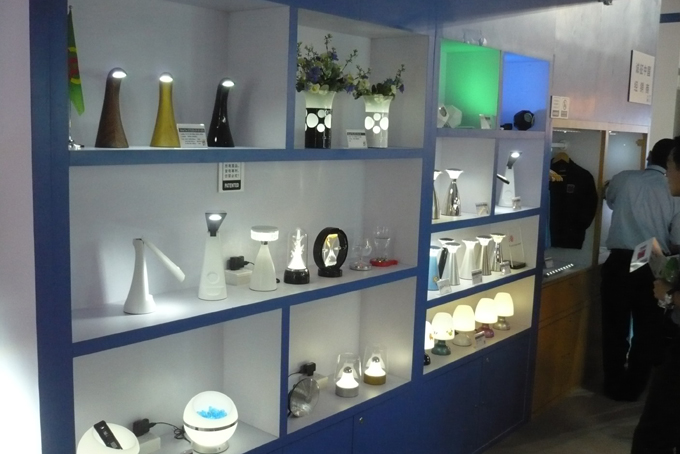 Home Resource exhibited patented LED table lamps. 