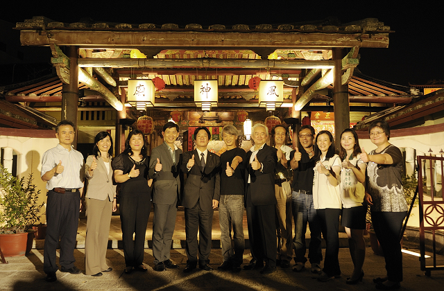 Tainan City Mayor William Lai (5th left), Cultural Affairs Bureau Director Yeh Tze-shan (4th left), CCAF chairman Yao Cheng Chung (6th left), lighting designer Chuo Lien (6th right), and Pingtung County Magistrate Tsao Chi-hung (5th right) were among the dignitaries at the “Temple of Light” inaugural ceremony.