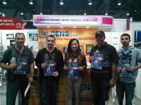 CENS representative (center) with buyers at SEMA.