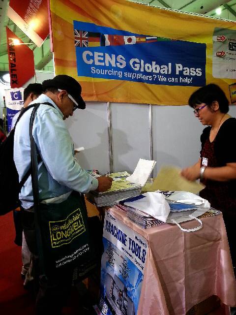 CENS representative shows CENS inquiry to a buyer at Moscow International Tool Expo.