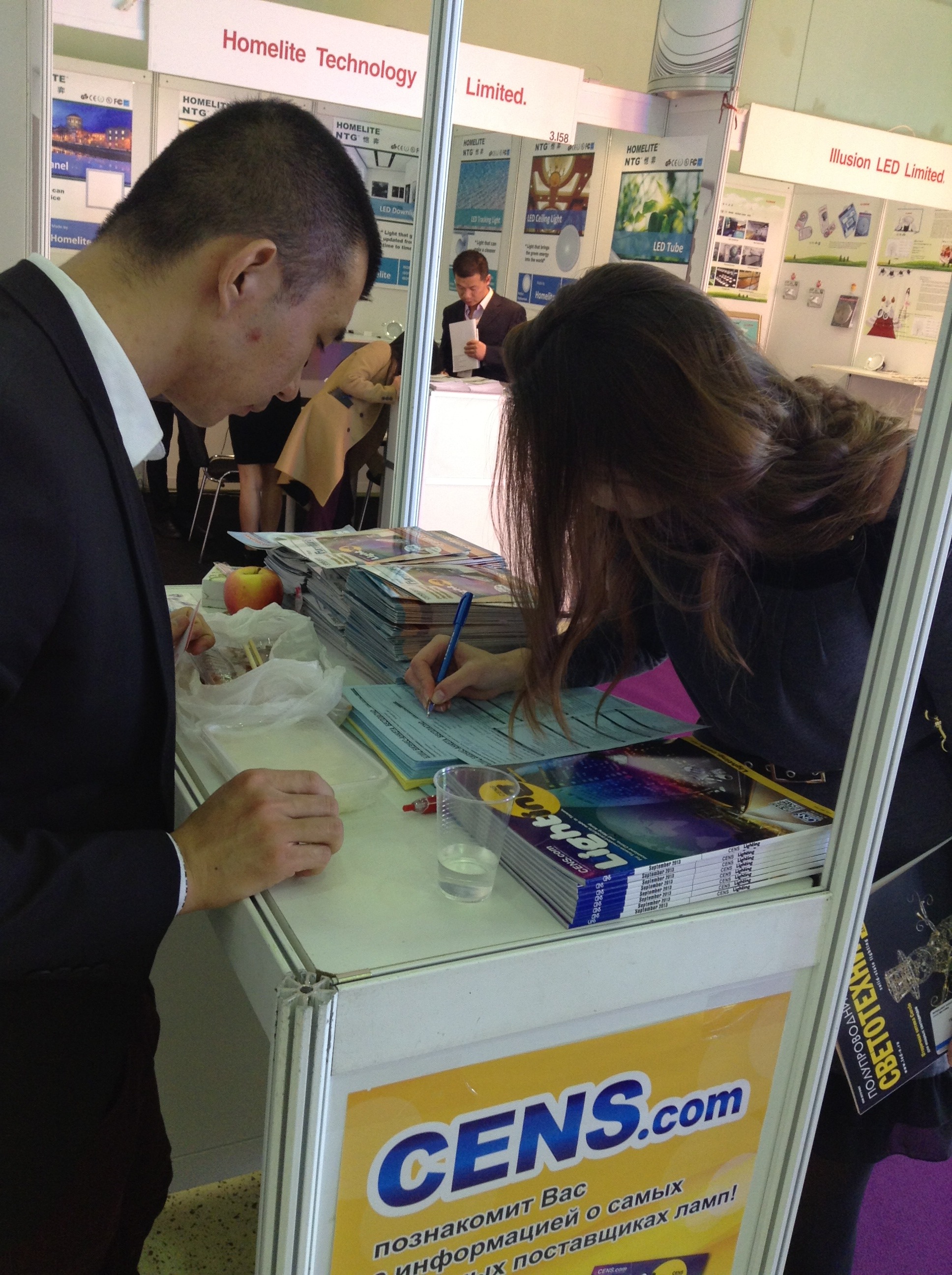 CENS representative helps a buyer fill out CENS inquiry at InterLight Moscow.