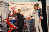 SYM president Liu Yung-hua (left) invites a Taiwanese expatriate baseball player to endorse the new, 6th-generation Fighter 150 scooter.
