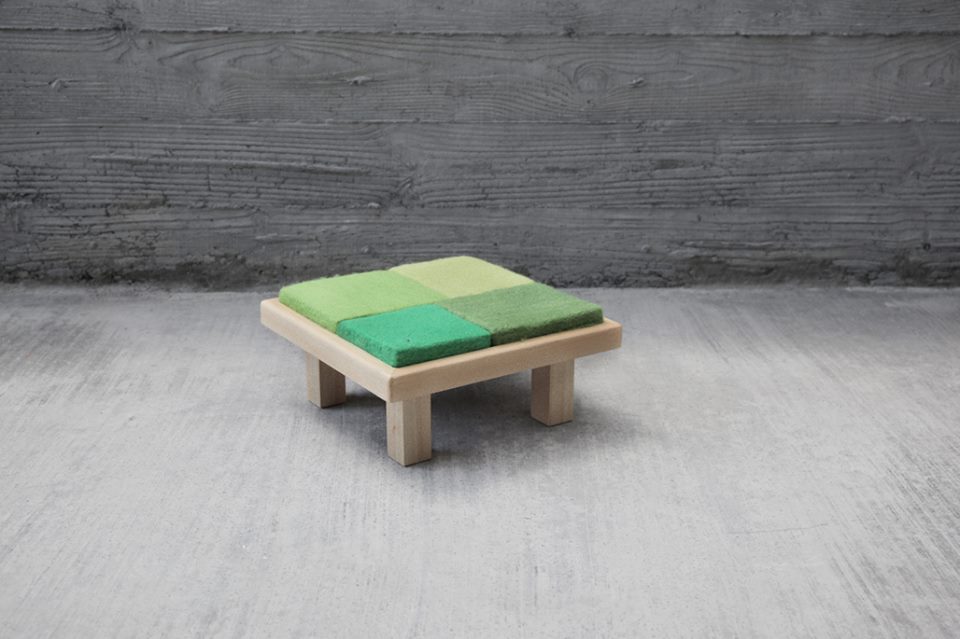 The “One-acre Chair” not only displays a fine piece of luxuriant green scenery, but has a simple shape that is reminiscent of the rustic Yilan landscape.