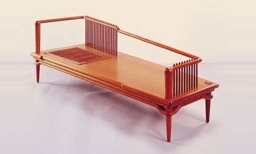 This lounge chair is a masterpiece by designer Hong Da-ren.