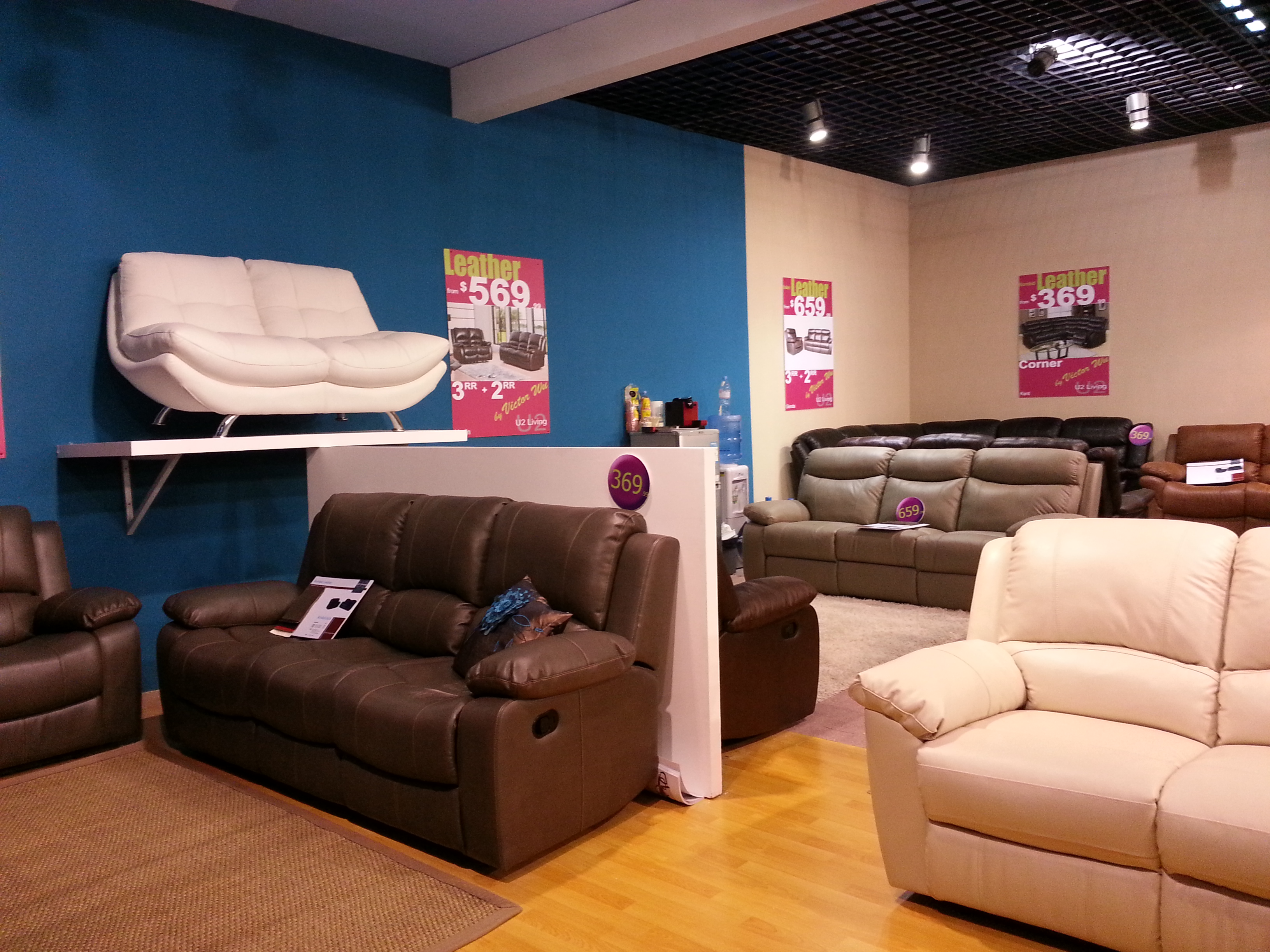The 2013 China International Furniture Fair (Guangzhou) displayed a variety of sofas and armchairs for living rooms.    