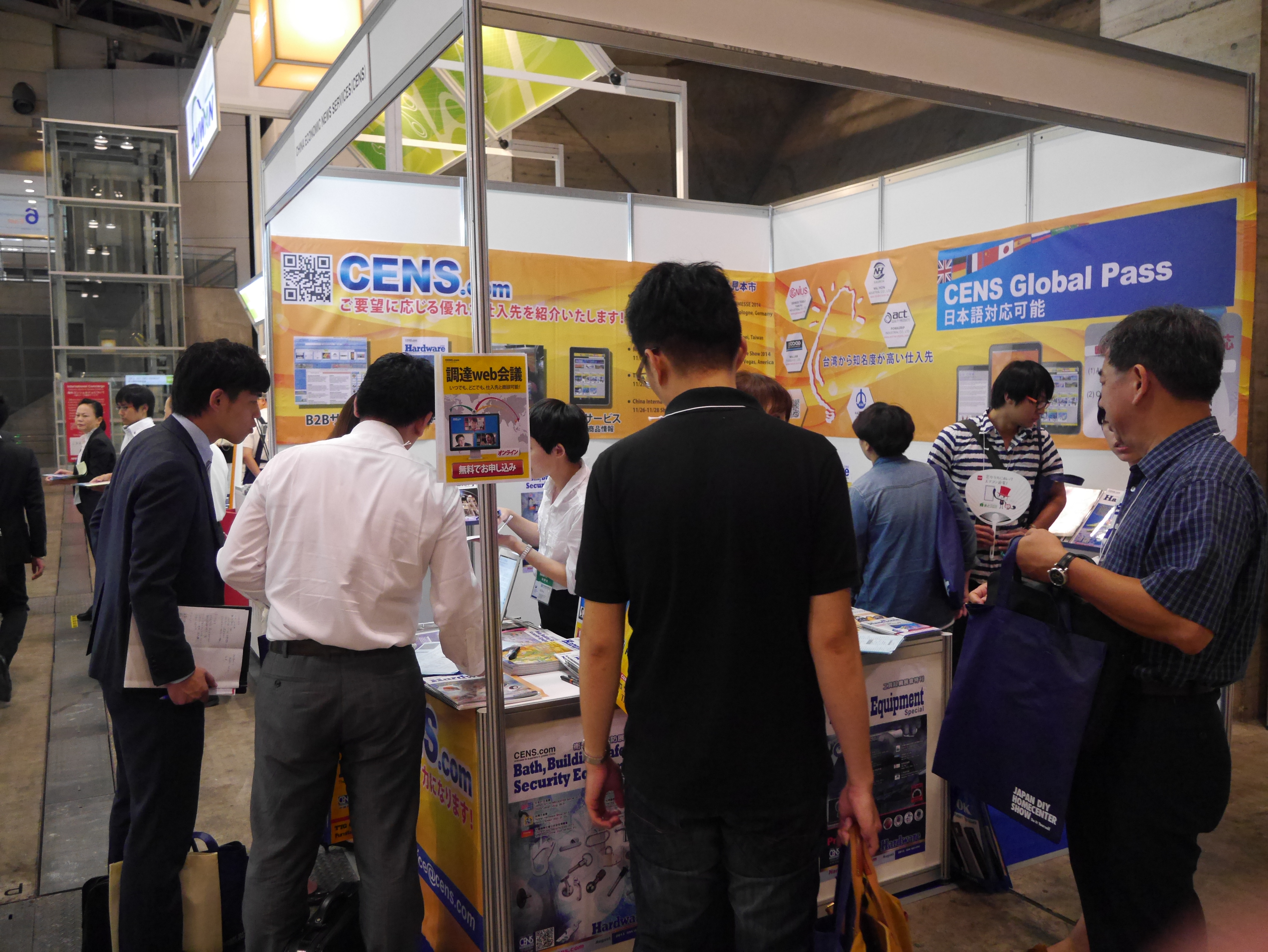 A flood of Japanese buyers at CENS booth at Japan DIY Homecenter Show 2013 show intense interest in Taiwan-made products.