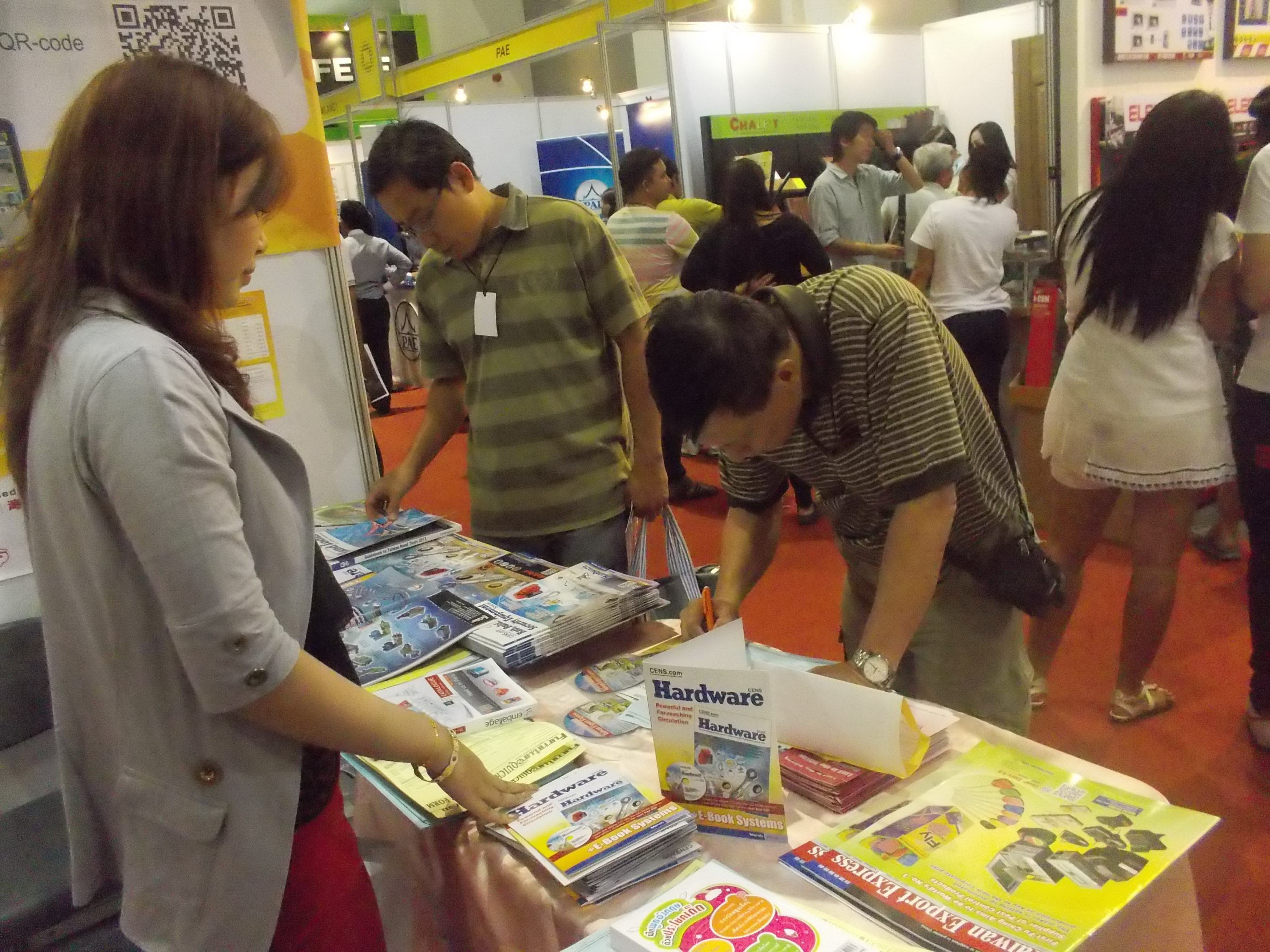 Local buyers fill out inquiry forms for Taiwan’s high-quality building products and materials at CENS booth in Architect Expo 2013.