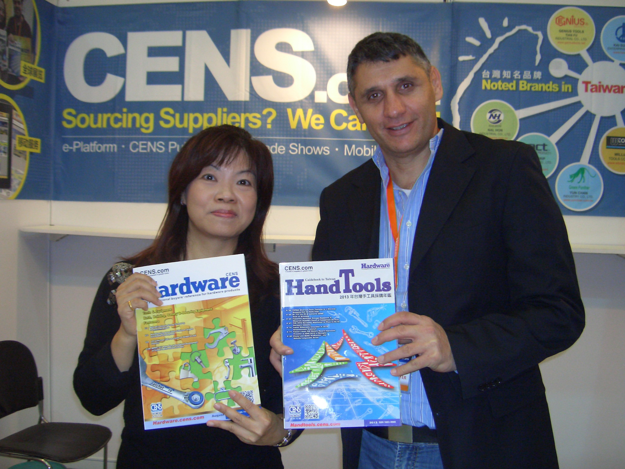 Foreign buyers at CIHS 2013 with CENS buyer guides.