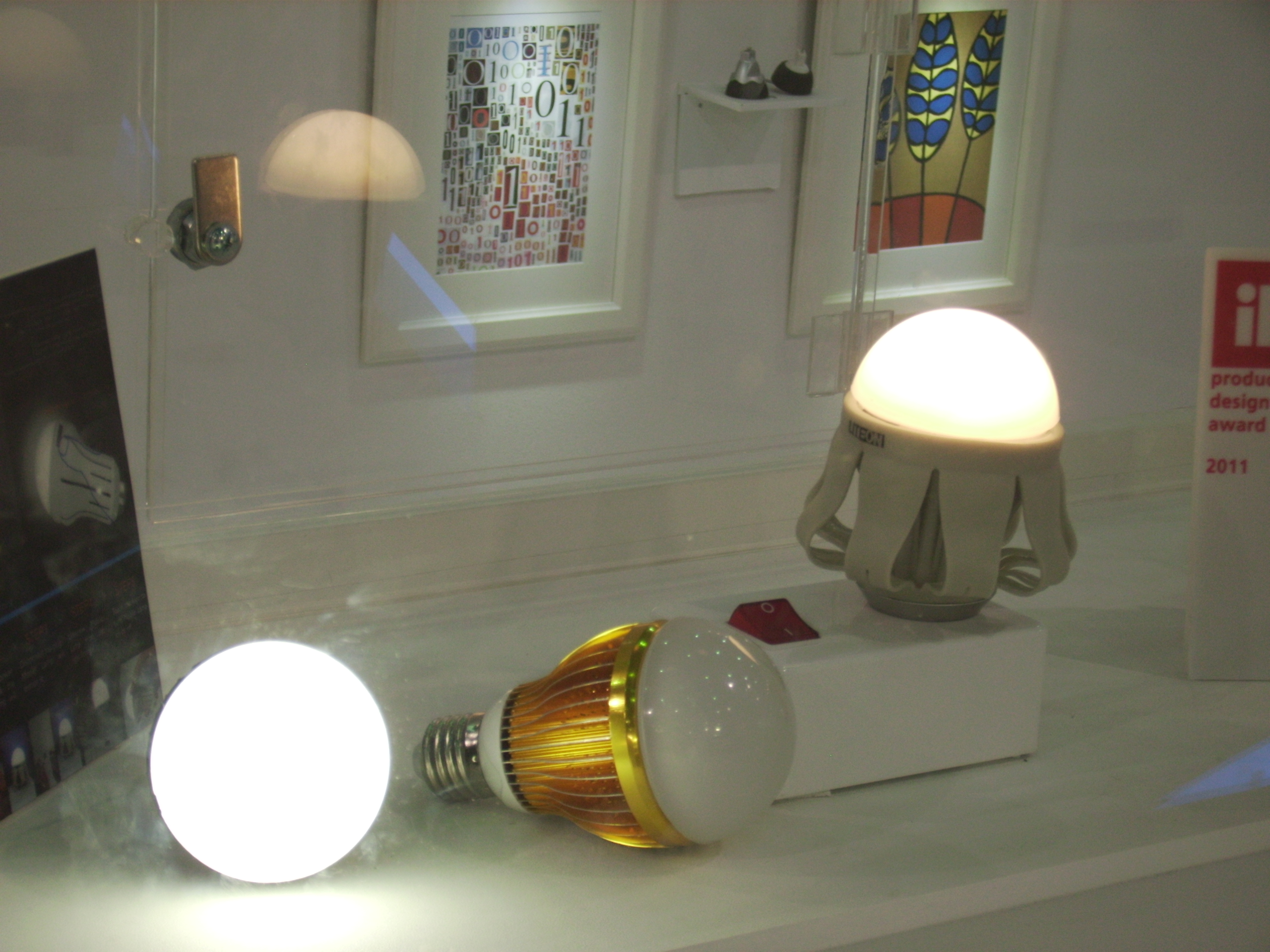 Price delcine to remain market trend for LED light bulbs in 2014.