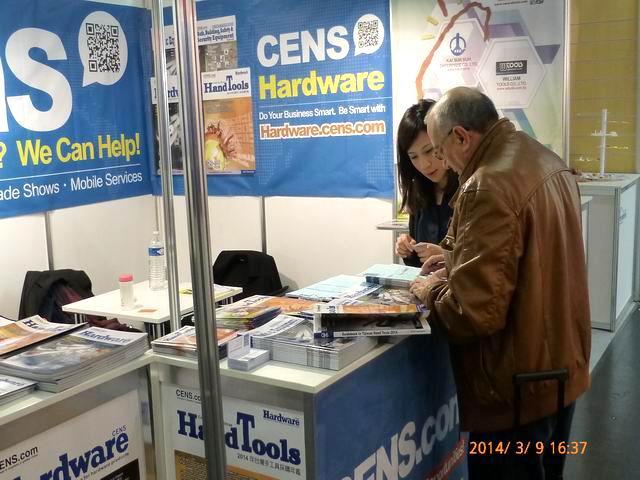 Buyers at CENS`s booth inquire about high-quality hardware products from Taiwan.