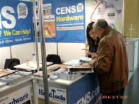 Buyers at CENS's booth inquire about high-quality hardware products from Taiwan.