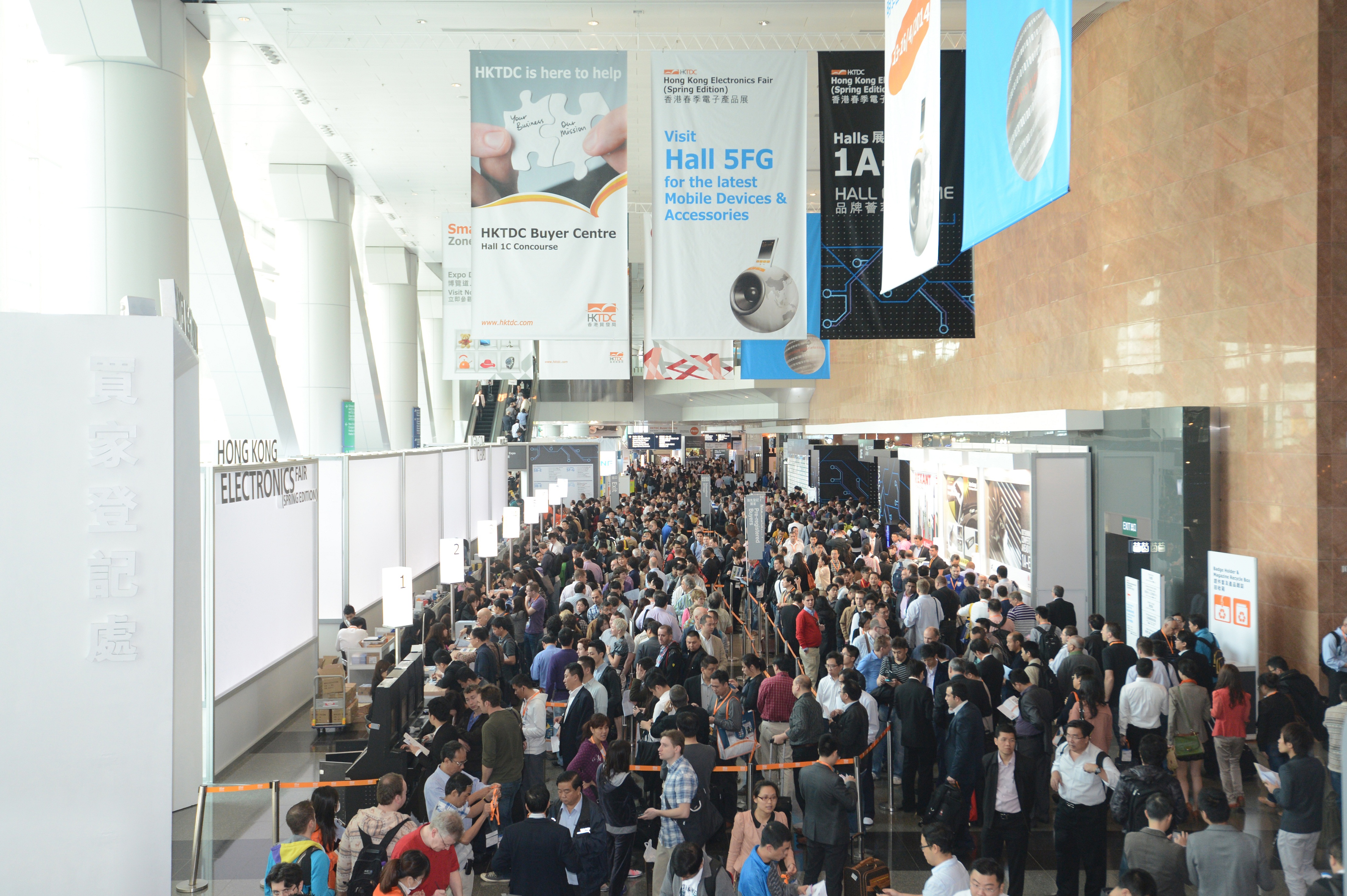 Buyers from the world swarm into HK Intl' Lighting Fair (Spring Edition) for smart products. (Photo courtesy of HKTDC)