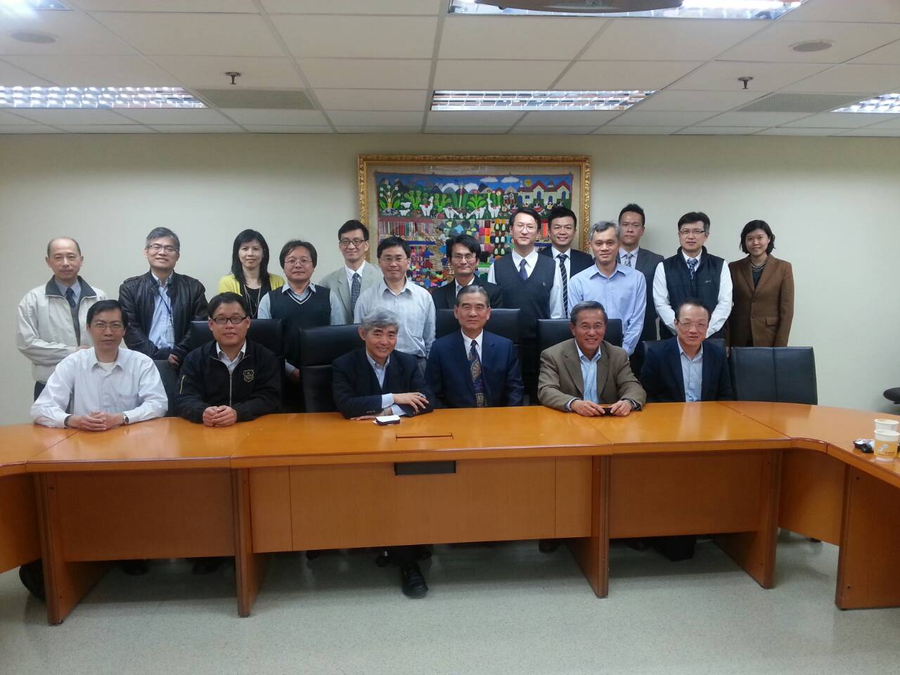 Company representatives take a photo after the exchange meeting. (fourth from left is Paul Chou, TTIA's secretary general; fifth from left is Joe Huang, president of Taiwan's Automotive Research & Testing Center).


