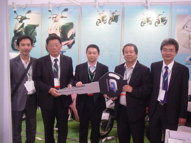 H.T. Liu (second from right) delivers the first five GreenTrans e-moving Super e-scooters to Macau Parking. (photo from CMC)