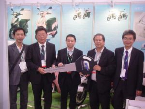 H.T. Liu (second from right) delivers the first five GreenTrans e-moving Super e-scooters to Macau Parking. (photo from CMC)
