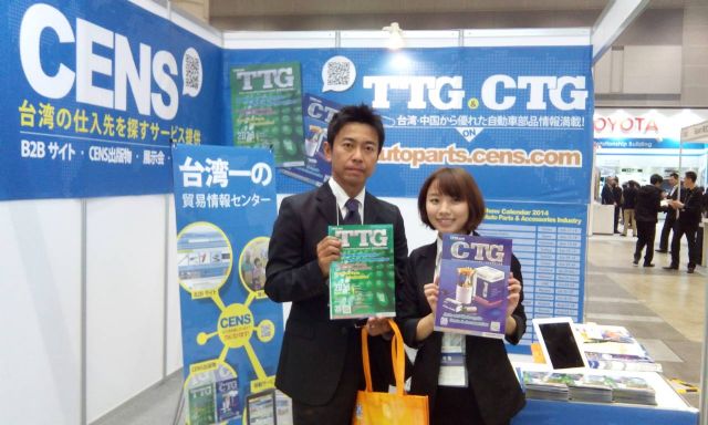 CENS representative (right) with a buyer at IAAE Tokyo.