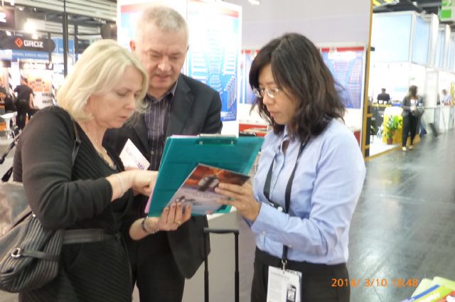 CENS representative (right) helps buyers fill out CENS inquiry forms at International Hardware Fair Cologne.