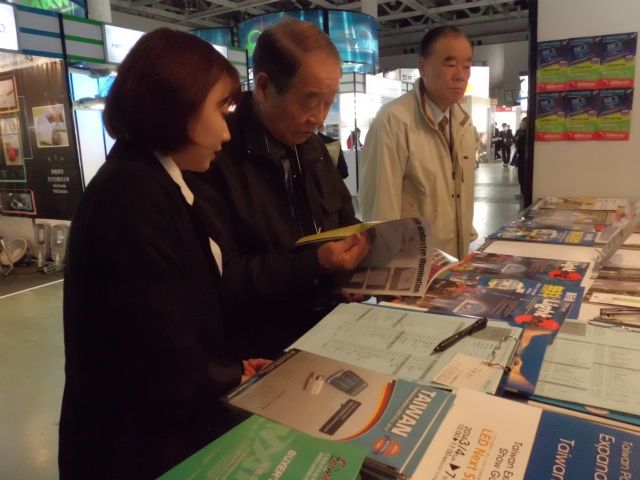 Visitors browse CENS buyer guides at LED Next Stage.