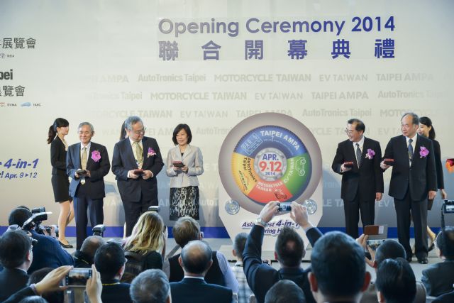 Vice Economics Minister Shen Jong-chin (3rd from left) and other VIPs jointly open the 4-in-1 event: of 2014 TAIPEI AMPA, AutoTronics Taipei, Motorcycle Taiwan, and EV Taiwan.