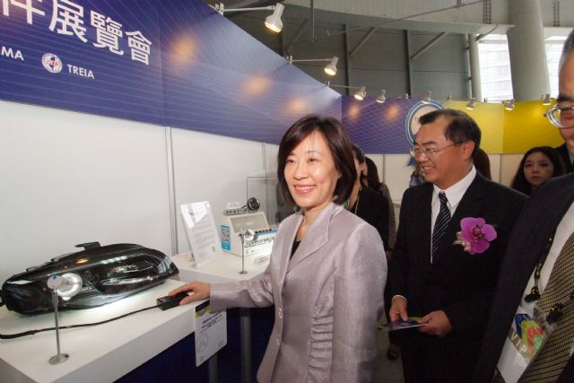 Vice Economics Minister Shen (left) points to the latest auto lamps, accompanied by TAITRA vice chairman San Gee.