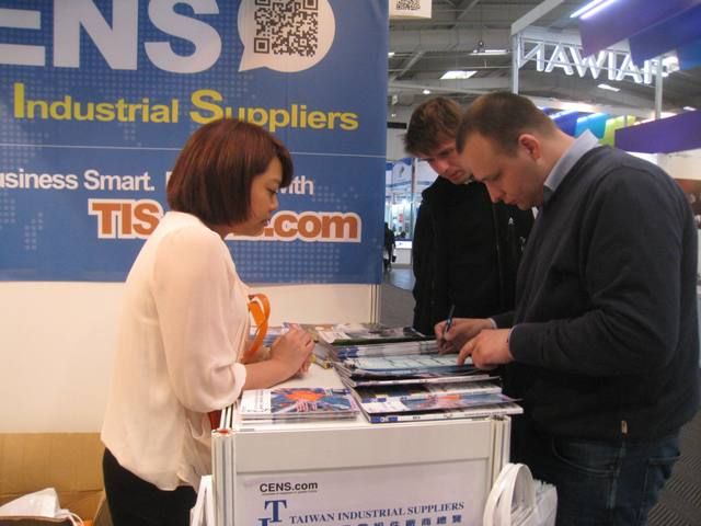 CENS representative helps buyers fill out CENS inquiry forms at Hannover Messe.