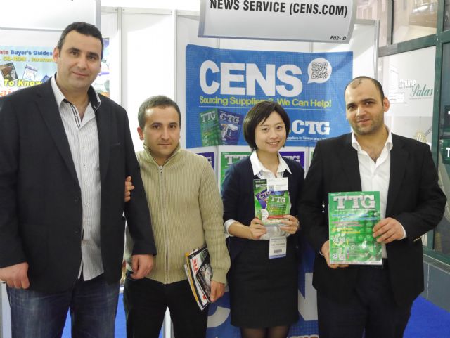 CENS representative (second from right) with buyers at Automechanika Istanbul.