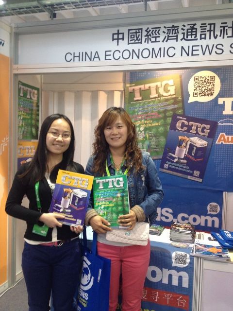 Visitors with CENS buyer guides at Auto China.