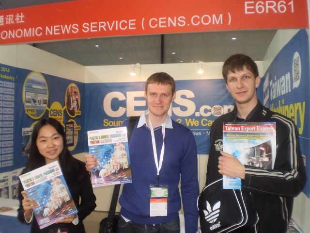 CENS representative (left) with foreign buyers at Chinaplas.