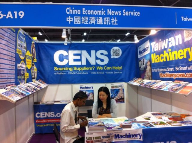 CENS representative helps a foreign buyer fill out CENS inquiry form at Hong Kong International Printing & Packaging Fair.      