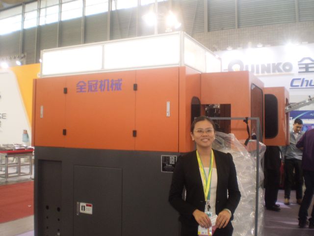 Peggy Lin, regional sales representative of ChumPower, introduced the firm’s latest fully electric stretch blow molding machine.