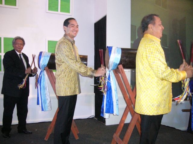 VIP guests beat Indonesia’s unique drums at the opening ceremony.