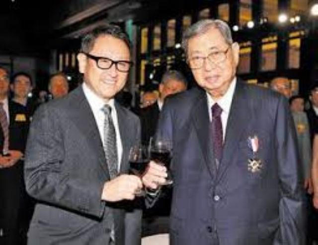 Akio Toyoda (left), president of Toyota Japan, and Kuozui's former chairman Su Yann-huei at Kuozui's 30th anniversary party.