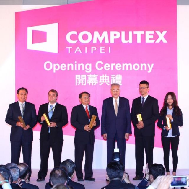 Taiwan's Vice President Wu Den-yih (the 3rd from right) and the five gold award winners of the Computex d&i gold awards.  