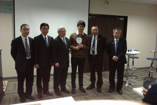 Bailey Kwok (3rd from right), CEO of Wellness Solution Ltd., holds the symbol of solitary living in Taiwan. On his right are TFMA Chairman Ruca Chien (2nd from right) and Former TFMA Chairman Fred Chen, and on his left are TFMA Advisor Daniel Ku (3rd from left), TFMA Executive Supervisor Chen Chang-hsiu (2nd from left), and TFMA Executive Director Sam Chen.