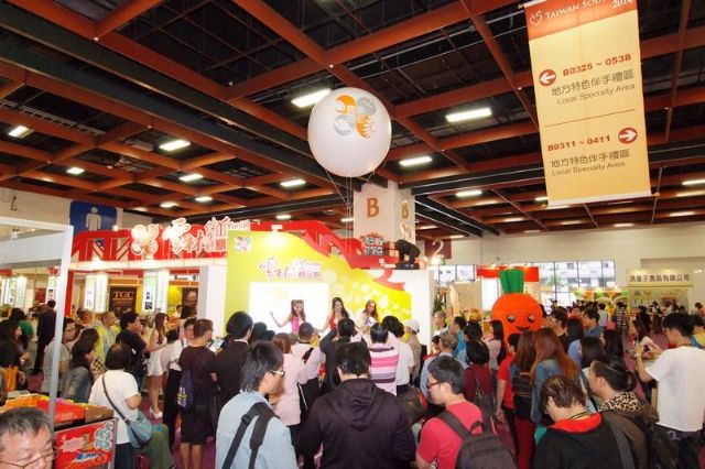 Crowds of visitors flood into Giftionery Taipei & Taiwan Souvenir.